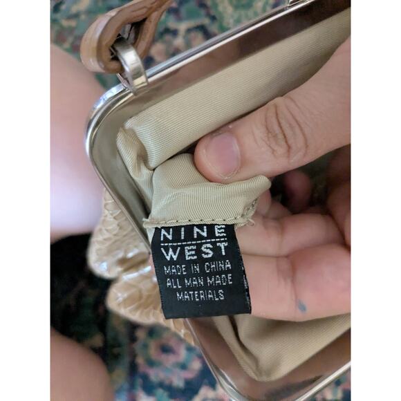 Nine west faux snakeskin hand bag purse snap closure - Picture 4 of 6